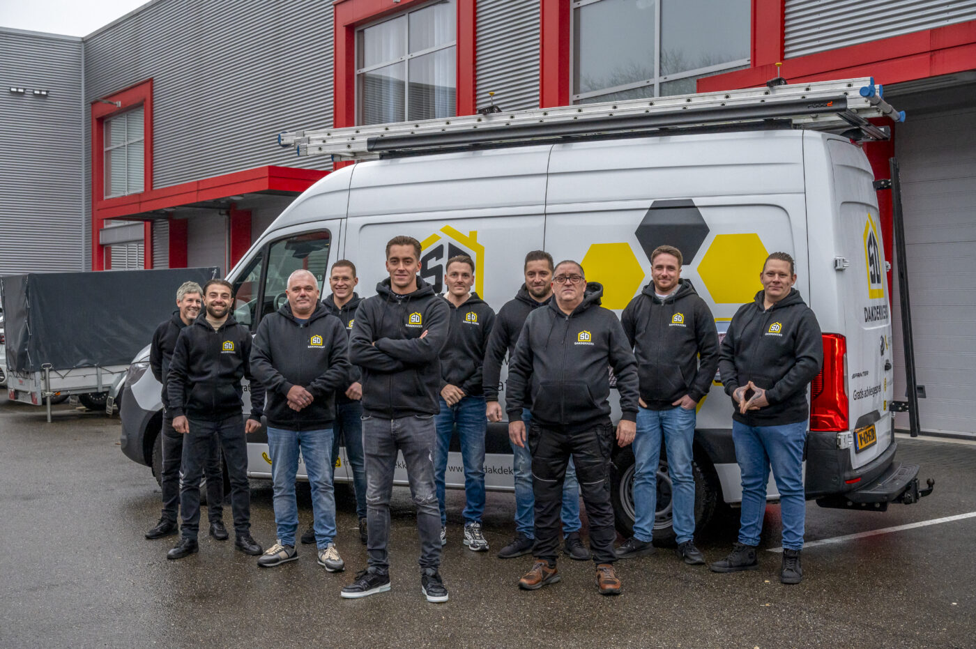 Het team van SD Dakdekkers voor de bedrijfswagen
